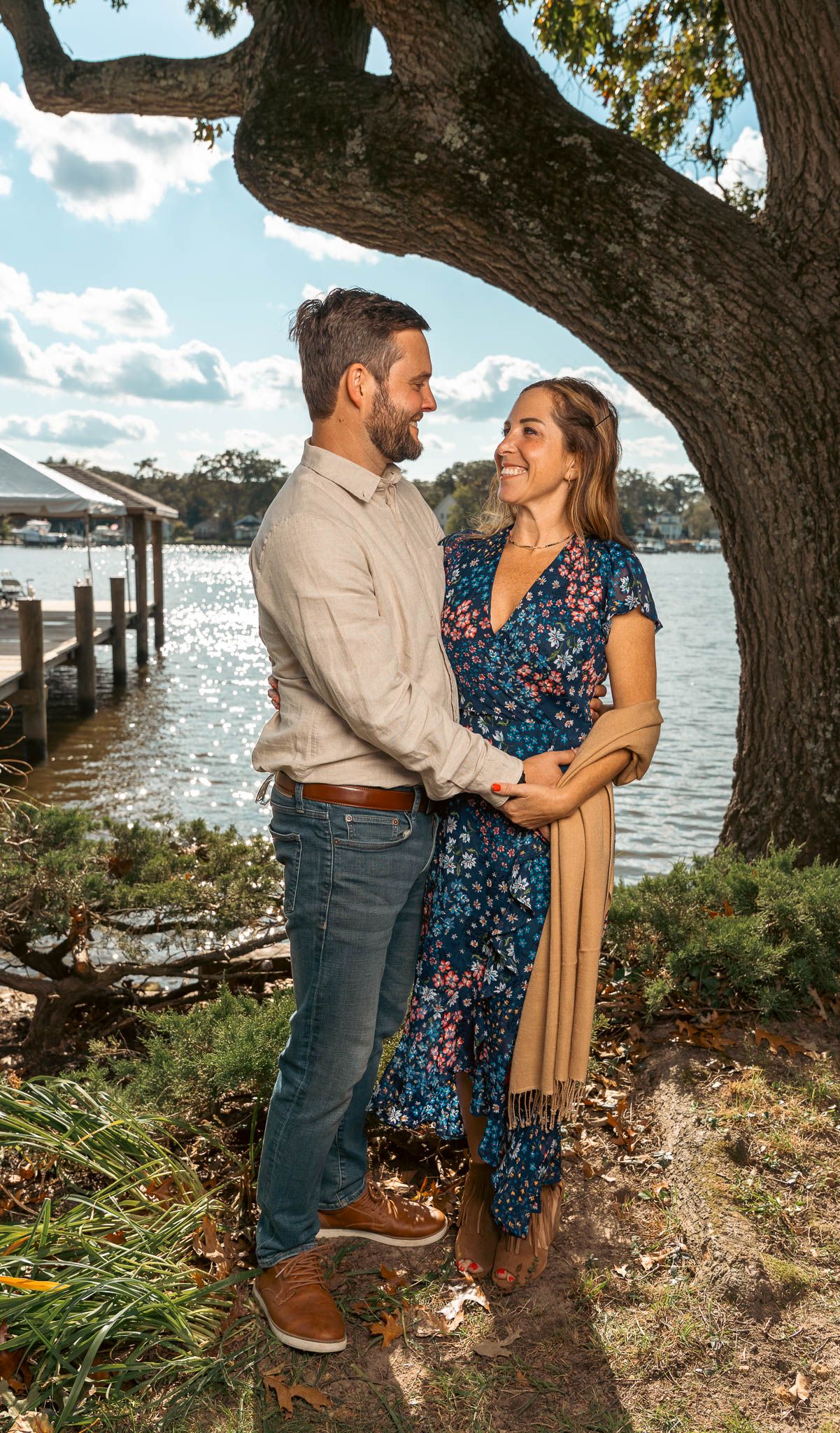 Family portraits under the oak at the water