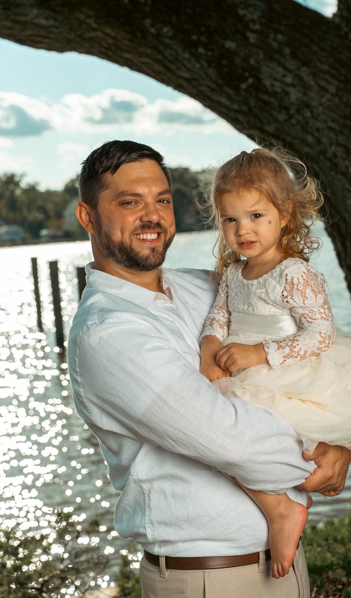 Family portraits under the oak at the water
