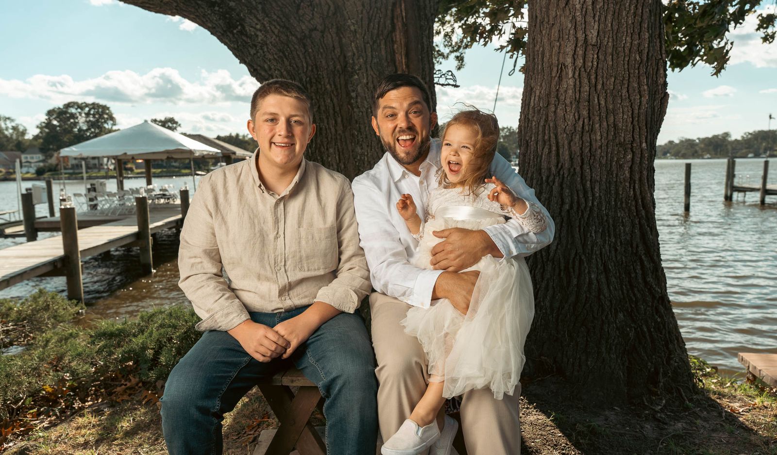 Family portraits under the oak at the water