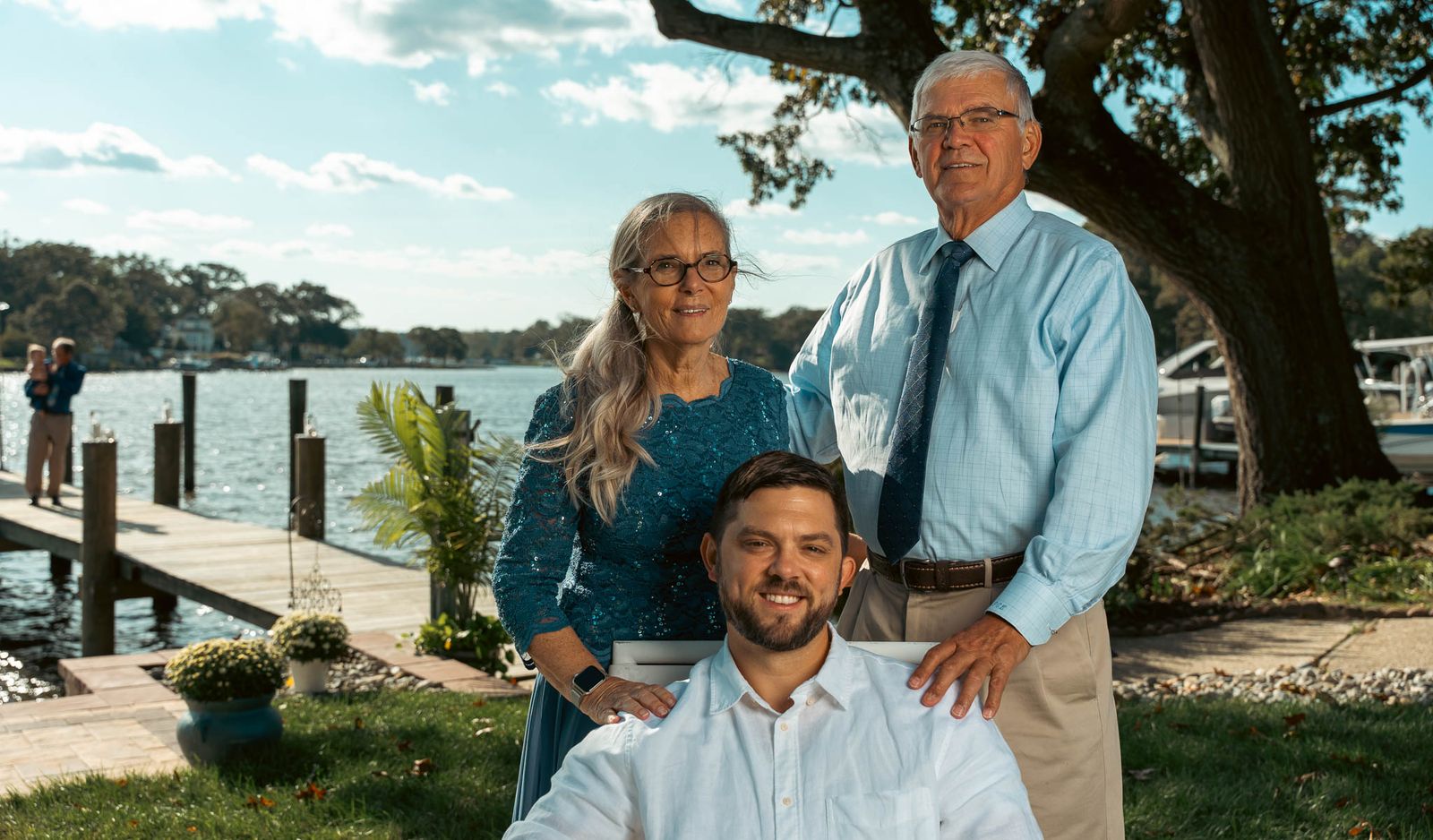 Family portraits under the oak at the water