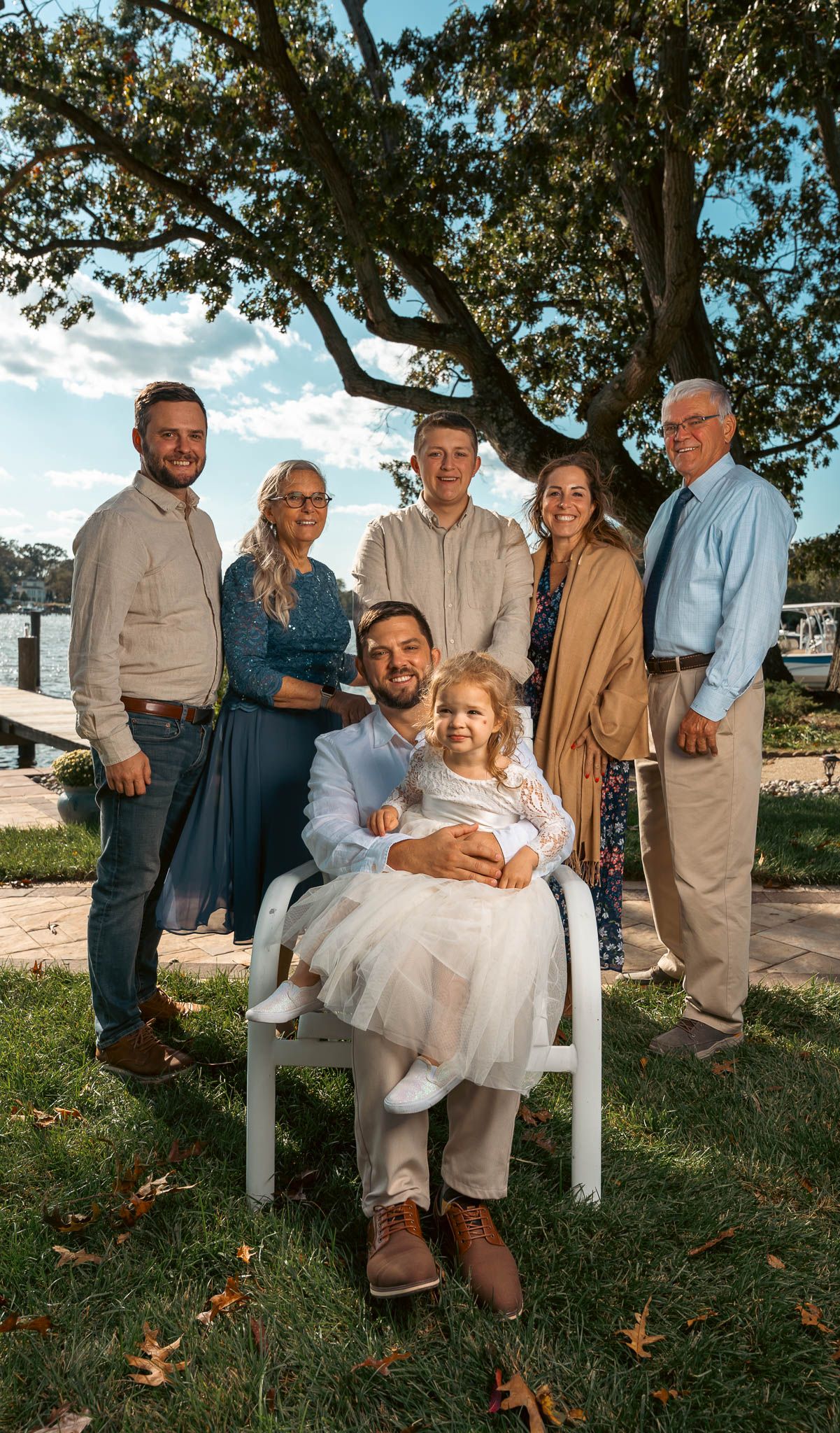 Family portraits under the oak at the water